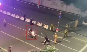 Hai thanh niên tông cảnh sát trọng thương bị điều tra tội Giết người Hai thanh niên tông cảnh sát trọng thương bị điều tra tội Giết người
