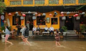 Du khách lội nước tham quan phố cổ Hội An