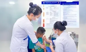 Người dân vùng lũ được tiêm vaccine miễn phí